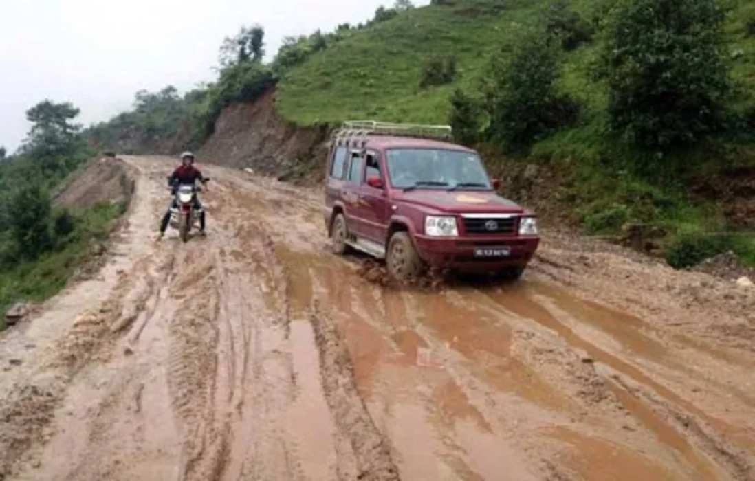 बागलुङमा पहिरो, मध्यपहाडी लोकमार्गको निसीखोला खण्ड अवरुद्ध